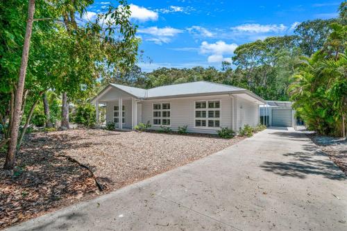 Casa blanca con entrada en 11 Esprit Drive - Rainbow Shores. Swimming Pool - Wifi - Walk to beach, en Rainbow Beach