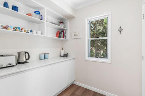 Una cocina o zona de cocina en 11 Esprit Drive - Rainbow Shores. Swimming Pool - Wifi - Walk to beach