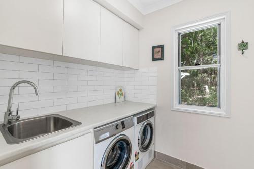 Una cocina o zona de cocina en 11 Esprit Drive - Rainbow Shores. Swimming Pool - Wifi - Walk to beach