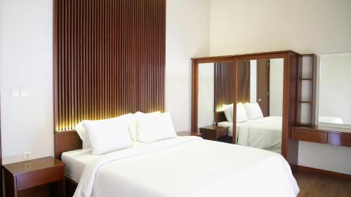Un pat sau paturi într-o cameră la Villa Coco4 Malang