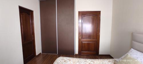 a bedroom with a bed and a wooden door at Vive tu experiencia en la Altura in La Paz