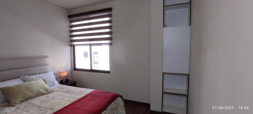 a bedroom with a bed and a window at Vive tu experiencia en la Altura in La Paz
