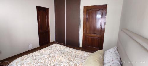 a bedroom with a door and a couch in a room at Vive tu experiencia en la Altura in La Paz