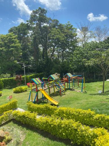 un parque infantil con tobogán en Apartamento completo, en Ibagué