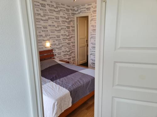 um quarto com uma cama e uma parede de tijolos em Masthugget em Gotemburgo