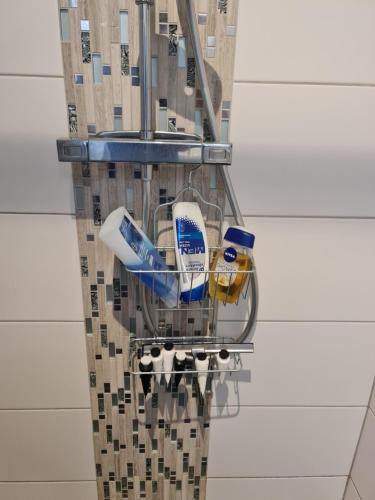 um grupo de escovas de dentes numa prateleira na parede em Masthugget em Gotemburgo