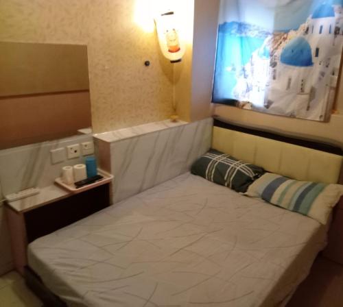 a small bedroom with a bed in a room at 嘉湖旅館 in Hong Kong