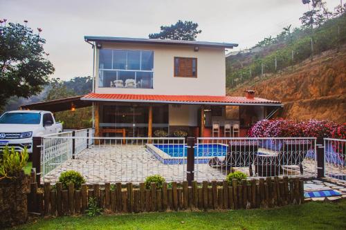 una casa con piscina frente a ella en Sítio Estância Beija flor, en Floriano Simmer