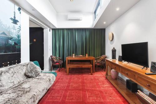 a living room with a couch and a table at Zen State of Mind - Calming Richmond Retreat in Melbourne