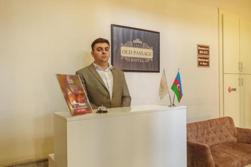 Um homem está de pé na recepção. em Passaje Old em Baku