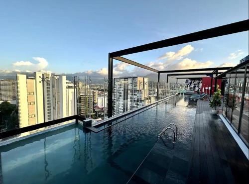 una piscina en la parte superior de un edificio en Exclusivo apartamento piso 23, Sky Garden, en San José