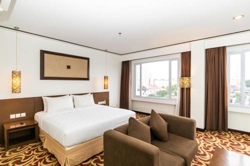 名古屋的住宿－Swiss-Belinn Baloi Batam，酒店客房,配有床和沙发