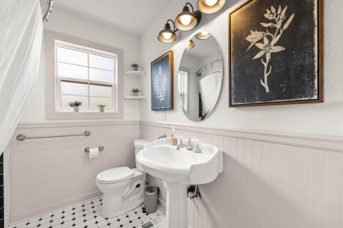 La salle de bains est pourvue d'un lavabo, de toilettes et d'un miroir. dans l'établissement Come & Refresh Yourself At This Beautiful Home, à Vancouver