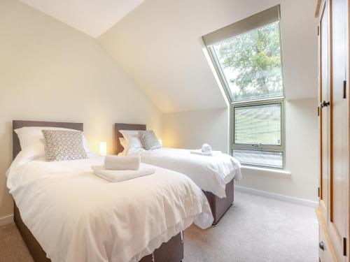 dwa łóżka w pokoju z oknem w obiekcie Property 3 - Uk44923 w mieście Wroxall