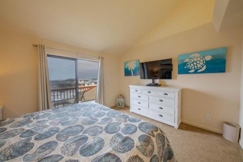 Postel nebo postele na pokoji v ubytování Seascape Ocean View Condo