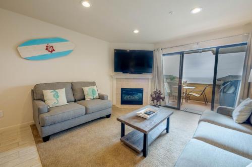 TV a/nebo společenská místnost v ubytování Seascape Ocean View Condo