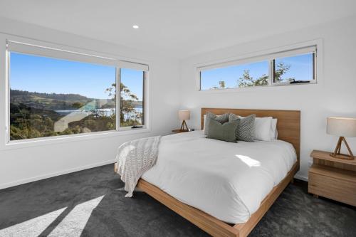 1 dormitorio con cama grande y ventana grande en Simply Stunning Holiday Views!, en Legana