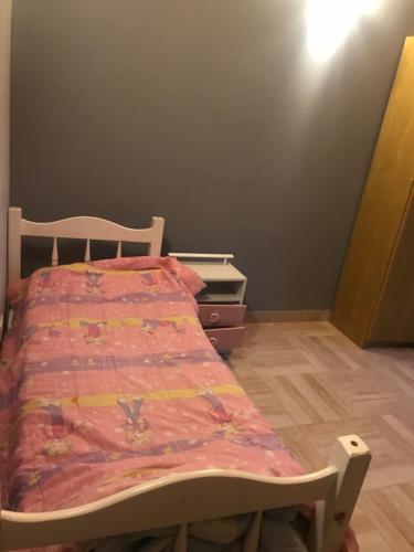 1 dormitorio con 1 cama con edredón en Casa La Loberia en La Lobería