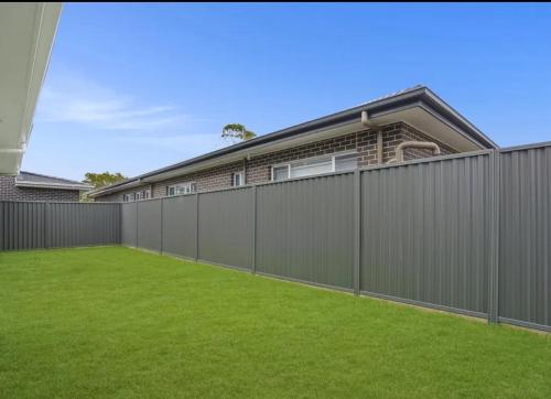 Φωτογραφία από το άλμπουμ του Luxury 5 Bedrooms Schofields Home + Back yard σε Schofields