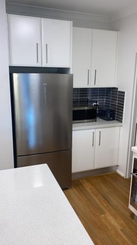A kitchen or kitchenette at Lovely 2 bedroom apartment with city views