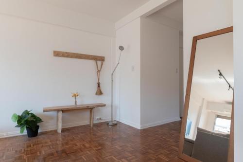 Habitación con mesa y espejo. en Fliphaus Gurruchaga 2300 - 1 Bd Palermo Soho en Buenos Aires