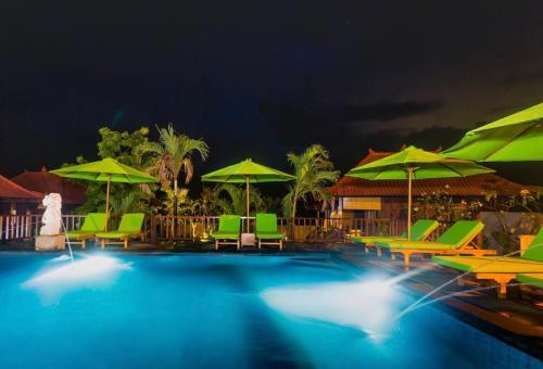 Бассейн в Island Cabanas Formerly Taman Sari Villa или поблизости