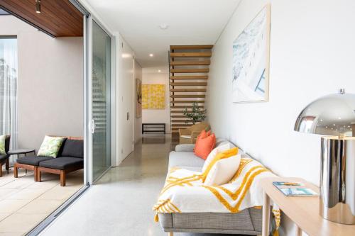 Ein Sitzbereich in der Unterkunft Keppel - Pet Friendly - 4 Mins Walk to Beach