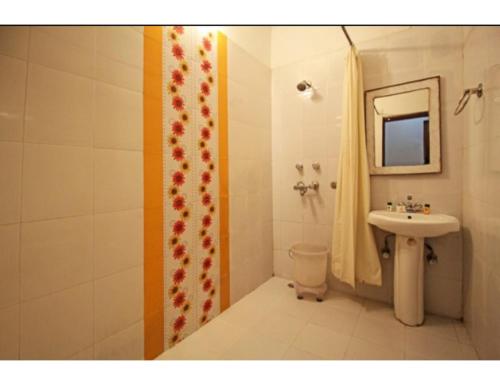 e bagno con lavandino, servizi igienici e doccia. di Hotel Gordon House, Katra a Katra