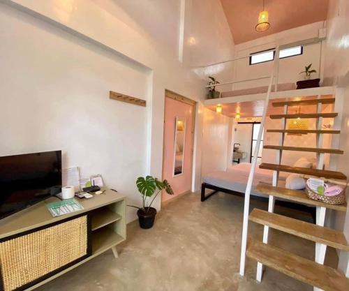 11th Earth Farm and Resort في Nabua: غرفة نوم بسرير ومكتب في غرفة
