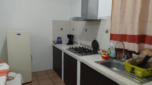 uma cozinha com um lavatório e um fogão forno superior em Casa la Arcada em Oaxaca de Juárez