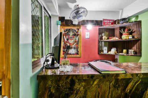 eine Bar in einem Zimmer mit farbenfrohen Wänden in der Unterkunft OYO RP Palace Inn in Dānāpur