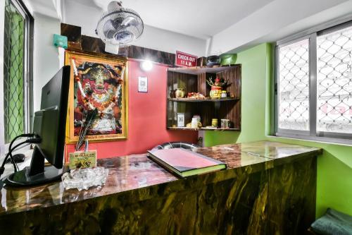 eine Bar in einem Zimmer mit grünen und roten Wänden in der Unterkunft OYO RP Palace Inn in Dānāpur