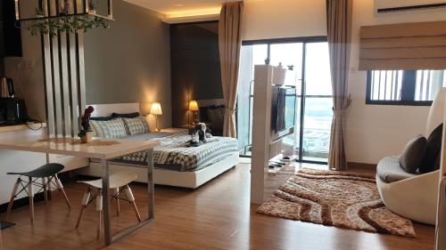 ein Schlafzimmer mit einem Bett und einem Tisch sowie ein Esszimmer in der Unterkunft Eshue Designer Suites @ Simfoni Towers in Cheras