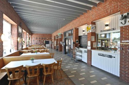 ein Restaurant mit Tischen und Stühlen in einem Zimmer in der Unterkunft Jugendherberge Kiel in Kiel
