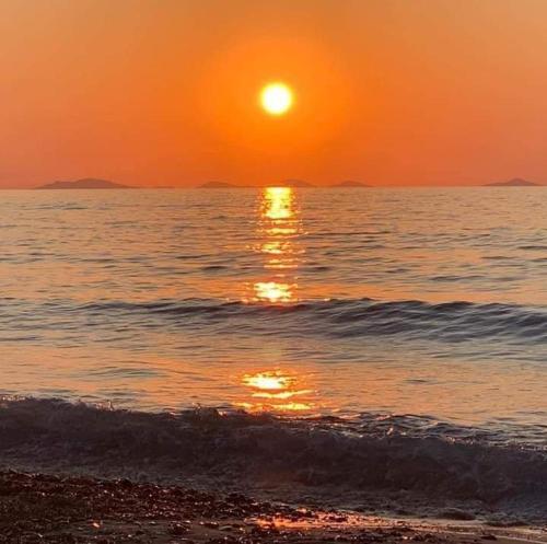 Η ανατολή ή δύση του ηλίου όπως φαίνεται από αυτή η παραθεριστική κατοικία ή από εκεί κοντά