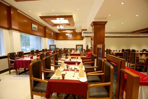 Un restaurante o sitio para comer en Breeze Residency