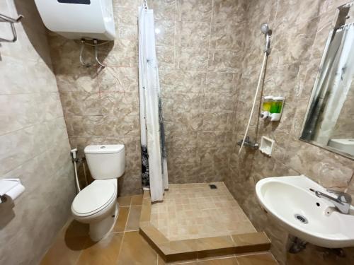 y baño con aseo y lavamanos. en Galeri Ciumbuleuit Apartment 1 2BR 1BA - code 9A en Bandung