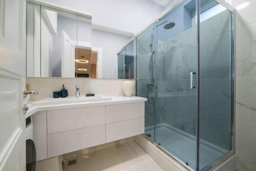 Hella 3, NEW 2-bedroom boutique app, central, parking nearby