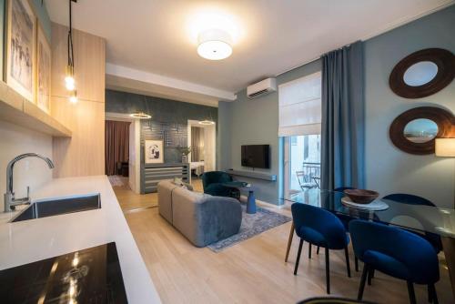 Hella 3, NEW 2-bedroom boutique app, central, parking nearby