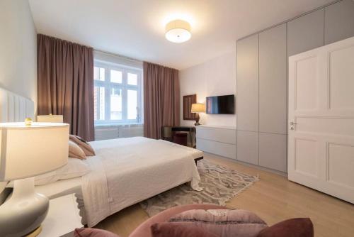 Hella 3, NEW 2-bedroom boutique app, central, parking nearby