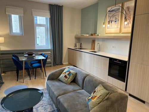Hella 3, NEW 2-bedroom boutique app, central, parking nearby