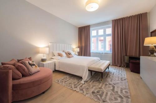 Hella 3, NEW 2-bedroom boutique app, central, parking nearby