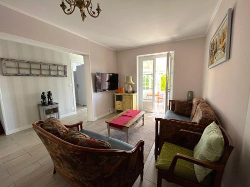 un salon avec deux canapés et une télévision dans l'établissement Private Holiday Home in Dordogne, à Beaumont-du-Périgord