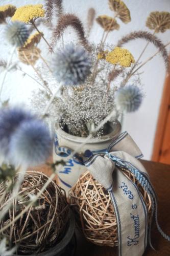 a blue and white vase with flowers in it at Ferienwohnung blaues Haus in Bischofsheim an der Rhön