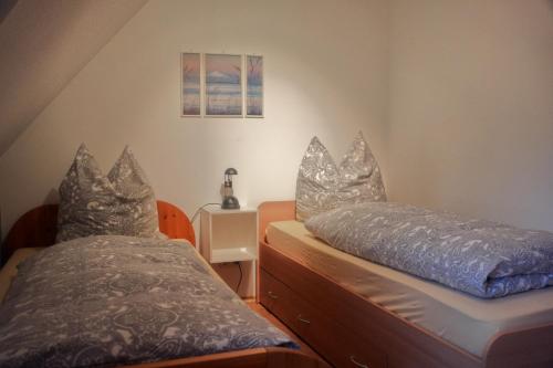 a bedroom with two twin beds in a room at Ferienwohnung blaues Haus in Bischofsheim an der Rhön