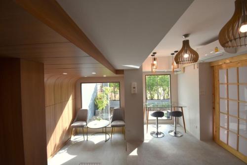 Un comedor con mesa y sillas y una ventana. en BTS 46 - Near BTS Phrakhanong, en Bangkok