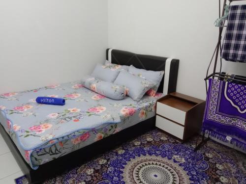 - une chambre avec un lit et des oreillers dans l'établissement NADI HOMESTAY MELAKA, à Air Molek