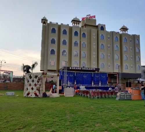 budynek hotelowy z trawnikiem przed nim w obiekcie Hotel Grand Vasaante w mieście Bhīlwāra