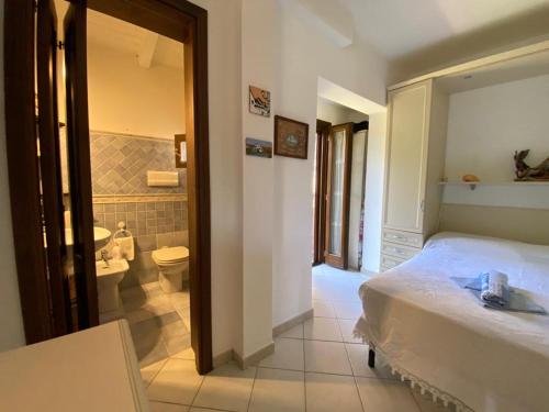 1 Schlafzimmer mit einem Bett und einem Bad in der Unterkunft Villa Vittoria in San Teodoro