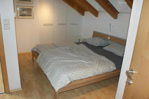- une chambre avec un grand lit dans l'établissement Haus am Lahnbach, à Schwaz